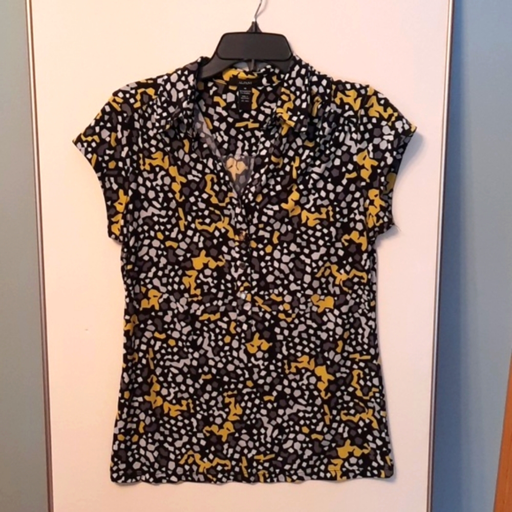 Cap sleeve black and yellow geometric top